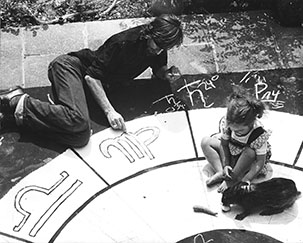 Martin Hudelmaier und Tochter Nathalie - Arbeit am Horoskop-Objekt, Neuhütten 1978