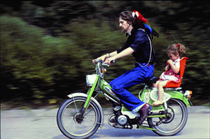 Martin Hudelmaier mit Tochter Nathalie, Neuhütten 1979